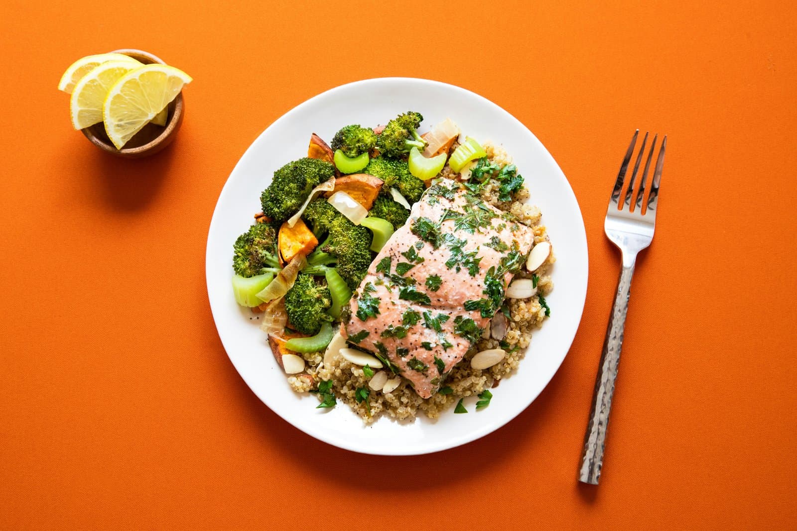 Tallerken med ovnsbakt laks, brokkoli og quinoa sett ovenfra